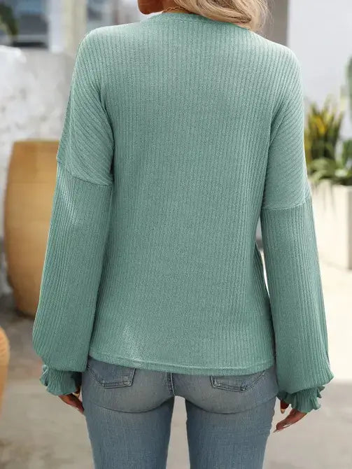 Casual Ribbed Long-Sleeve Sweater with a Relaxed Silhouette