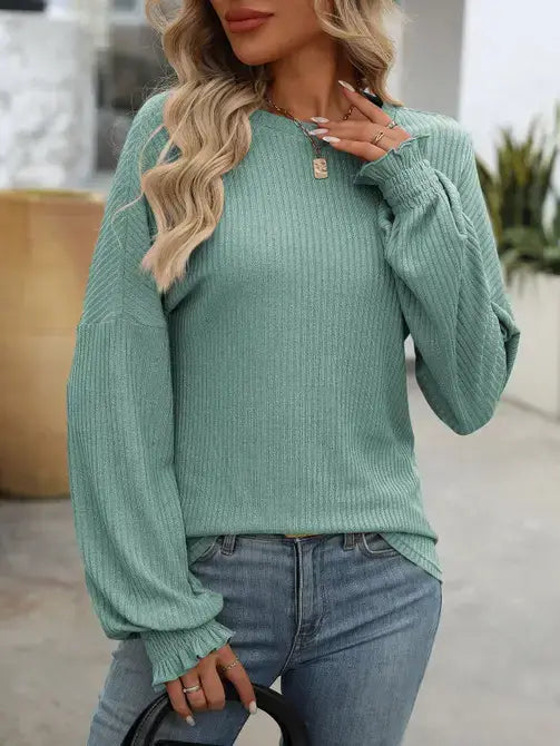 Casual Ribbed Long-Sleeve Sweater with a Relaxed Silhouette